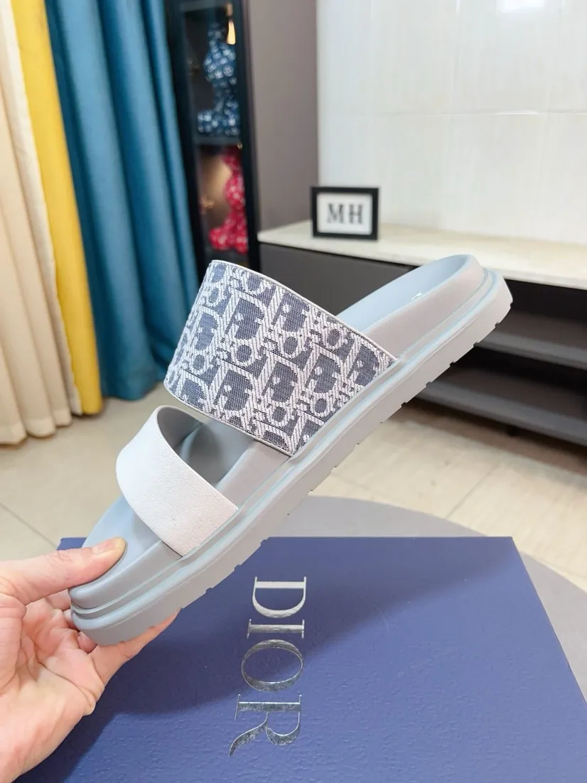 Men's Men's Shoes 💰320🌸🌸Dior Aqua Men's Sandals Slippers. Showcasing Dior haute couture design. The Dior gray suede strap is accented with an aluminum Dior buckle for added style. Paired with a comfortable tonal notch sole, they pair easily with shorts or jeans for a sophisticated look. Main body: suede cow leather, technical fabric lining: cow leather, with adjustable straps, aluminum Dior buckle, Dior gray EVA insole, tonal notch rubber outsole splicing structure👌👌size: 38-44 (45.46 customized)